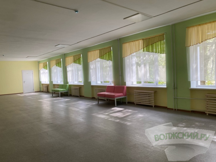 В школах Волжского меняют окна, кровлю и освещение 18.206.194.21 