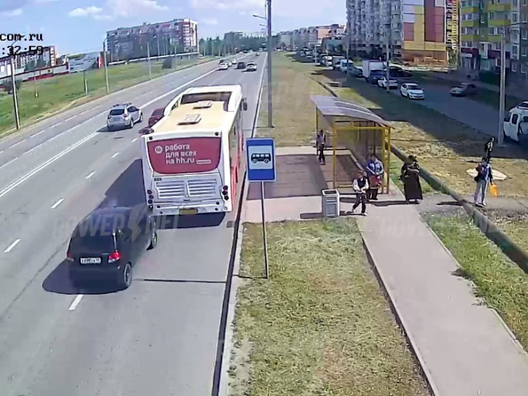 В Волжском легковушка на полном ходу въехала в автобус на остановке 18.207.240.77 