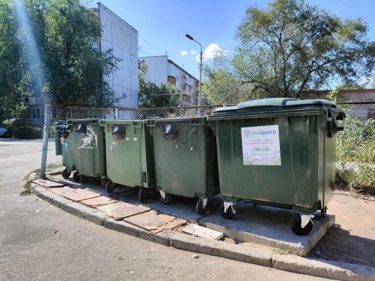 В Волжском меняют мусорные контейнеры