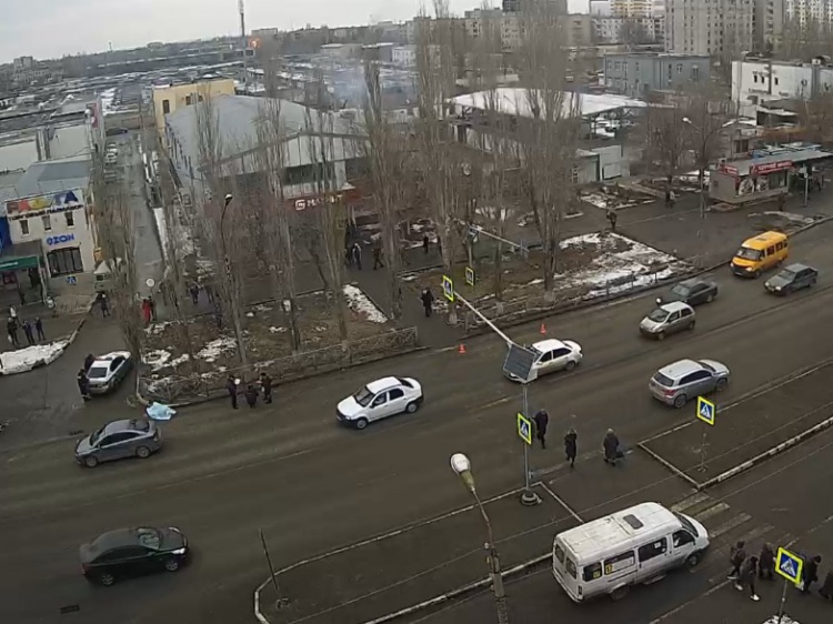 В Волжском ликвидируют пешеходный переход у ТЦ «Радуга»