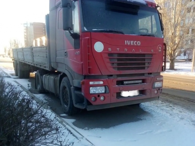 В Волжском на внутриквартальных территориях нашли 17 грузовиков