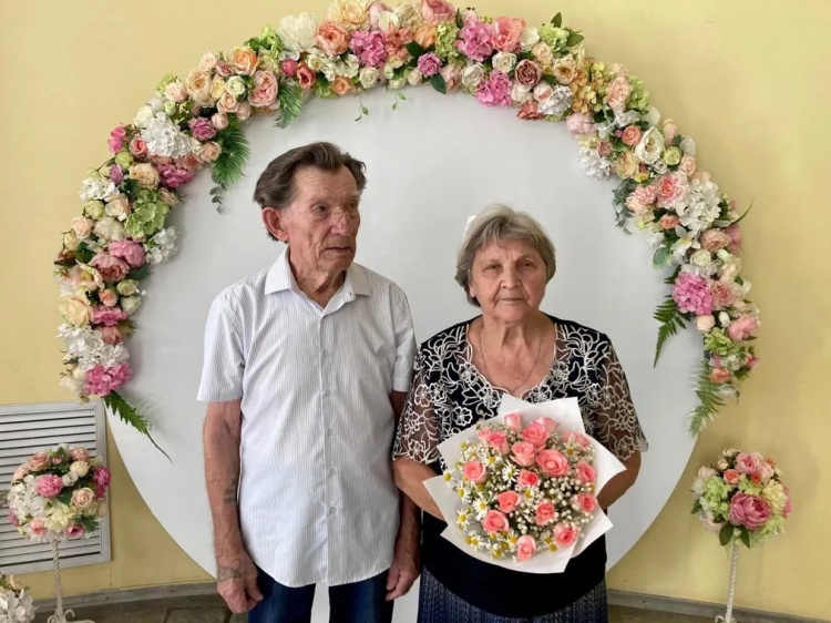 В Волжском наградили супругов, проживших вместе более 60 лет