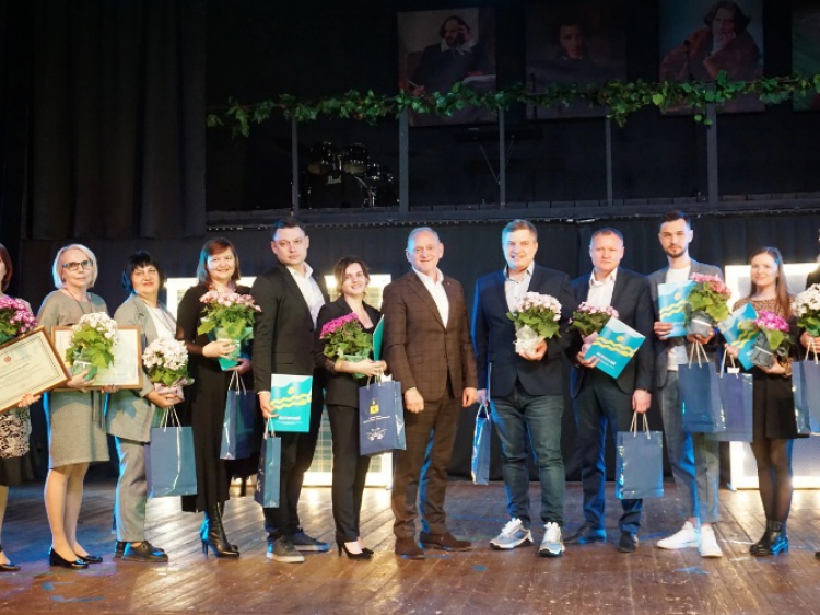 В Волжском около 50 работников культуры получили награды от мэра