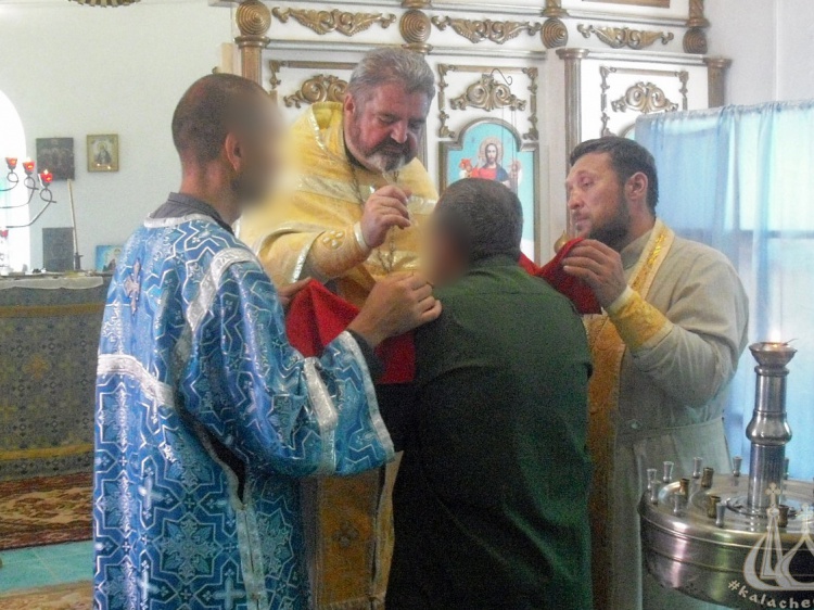 В Волжском осужденные причастились и крестились