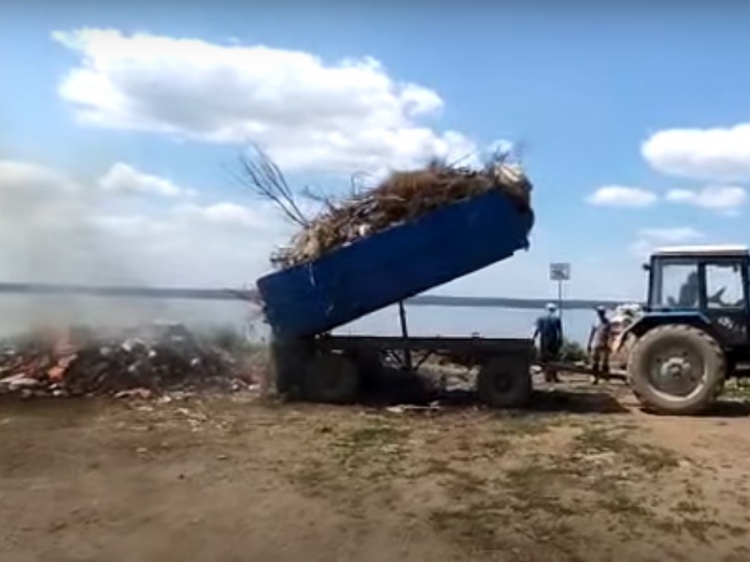 В Волжском «поймали» трактор, сбрасывающий отходы на берег Волги