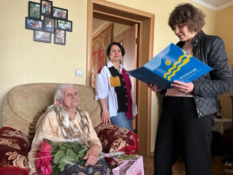 В Волжском поздравили с юбилеем 100-летнюю пенсионерку
