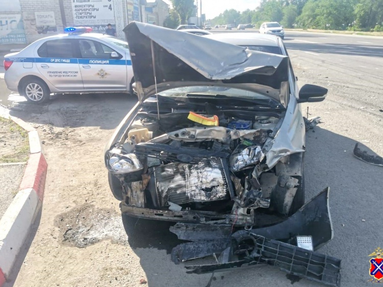 В Волжском в столкновении трёх машин пострадали два водителя