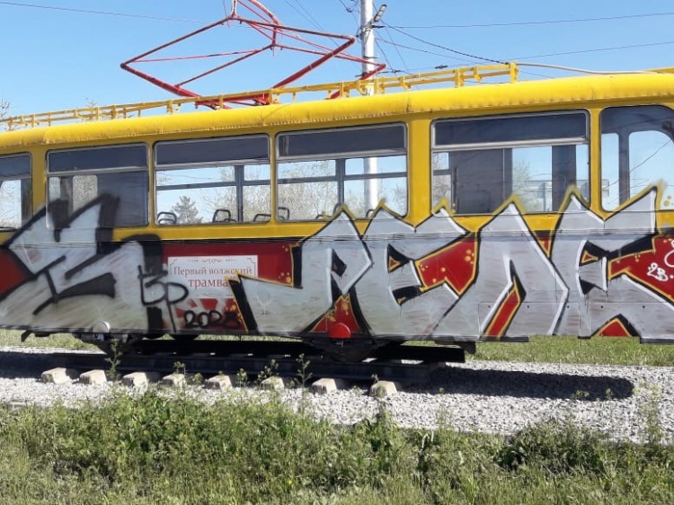 В Волжском вандалы изрисовали памятник трамваю 18.207.240.77 