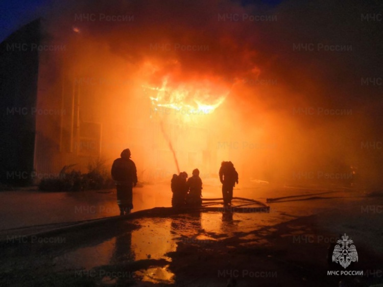 В Волжском почти 5 часов тушили крупный пожар в мебельном цехе