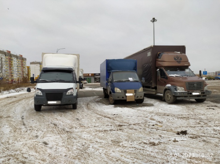 В Волжском выявили незаконную стоянку коммерческого транспорта у гипермаркета 3.239.117.1 