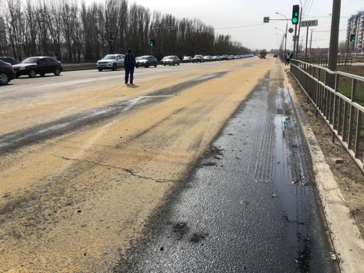 В Волжском задержали водителя, разлившего масло на дороге