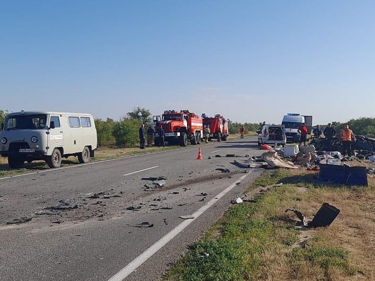 В жутком ДТП в Быковском районе разбился автомобиль медслужбы с пациентками