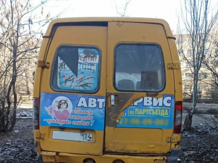 Во дворах Волжского нашли еще 12 грузовиков и микроавтобусов