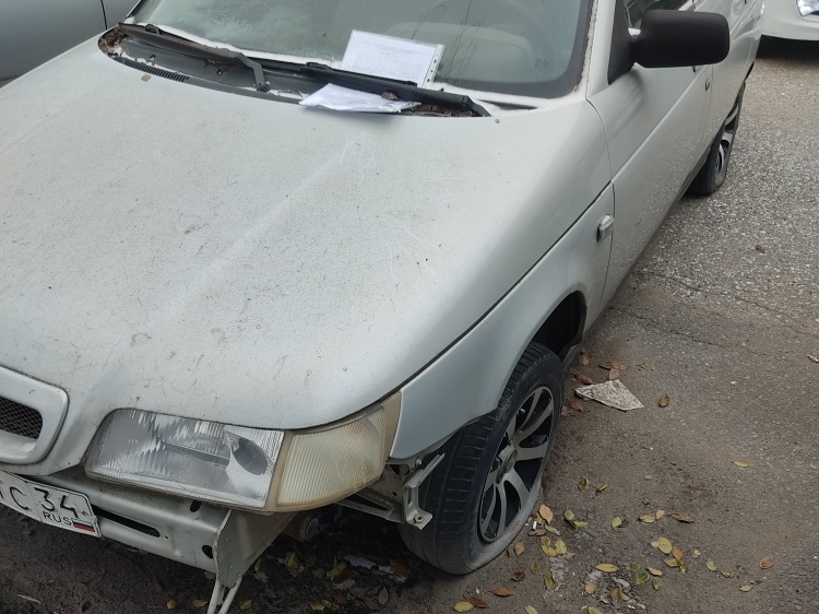 Во дворах Волжского нашли еще четыре авто без номеров и со спущенными колесами