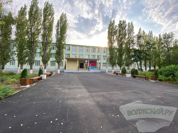 В трёх школах Волжского появились новые площадки для линеек