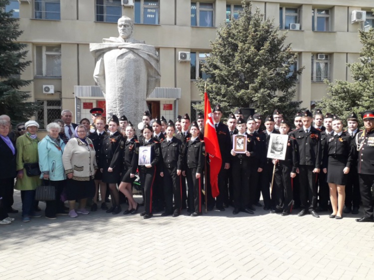 Волжане возложили цветы к памятнику Г.К. Жукову