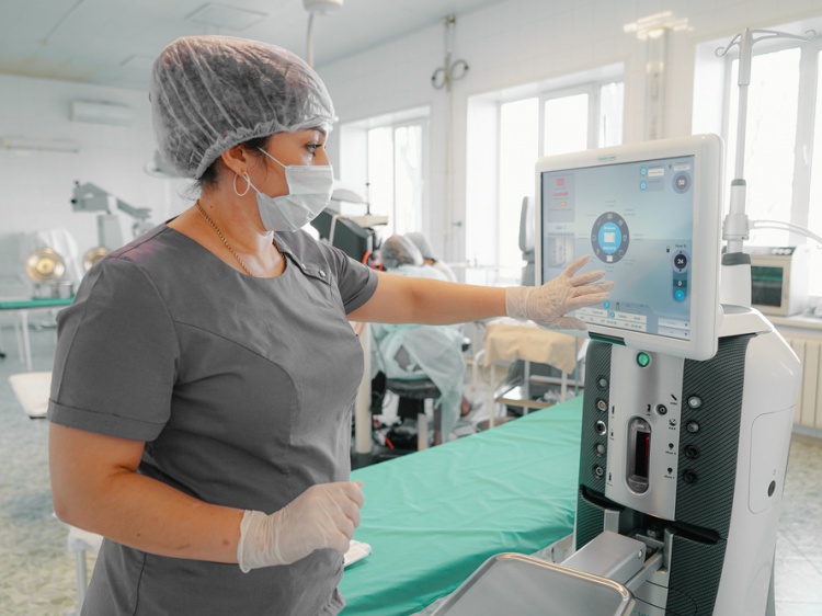 ВТЗ передал городской больнице Волжского офтальмологическое оборудование