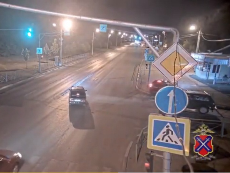 Вылетел на тротуар: ГУ МВД показало кадры ночной аварии в Волжском