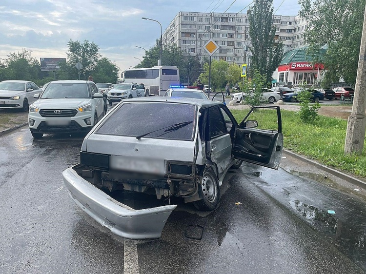 Выпал пассажир: в Волжском произошло ДТП с участием трёх машин