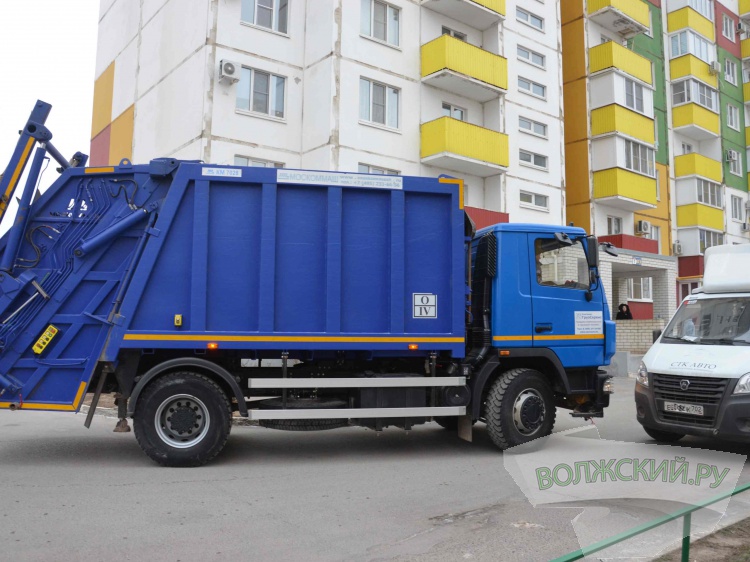 «Ждал 3 часа»: во дворах Волжского автомобилисты мешают мусоровозам 44.200.77.92 