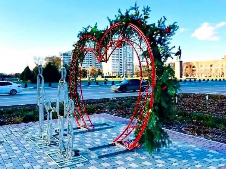 Золотая ёлка и много светодиодов: в Волжском приступили к новогоднему украшению города
