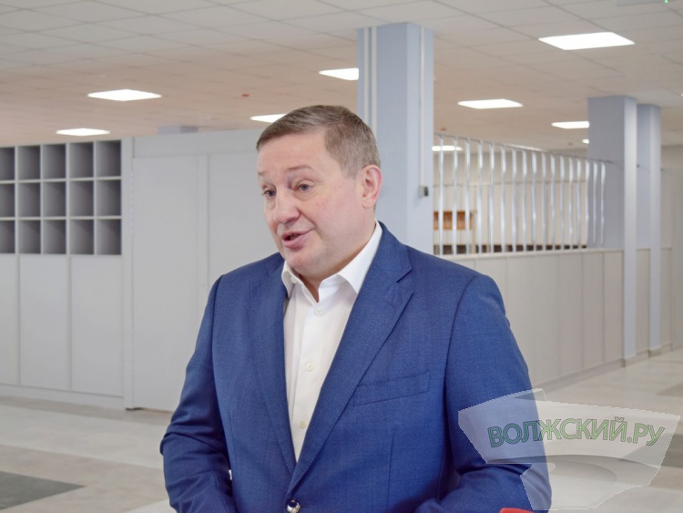 Введена в эксплуатацию: губернатор Андрей Бочаров посетил новую школу-тысячник в Волжском