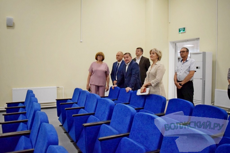 Введена в эксплуатацию: губернатор Андрей Бочаров посетил новую школу-тысячник в Волжском