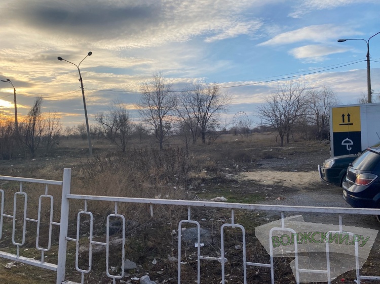 Забор и выход на дорогу: волжане прошли по будущим тропинкам парка «Волжский»