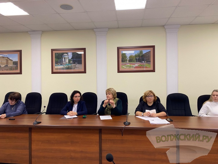 Защита детей и тунеядство: депутаты Волжской гордумы заслушали отчеты социальных служб