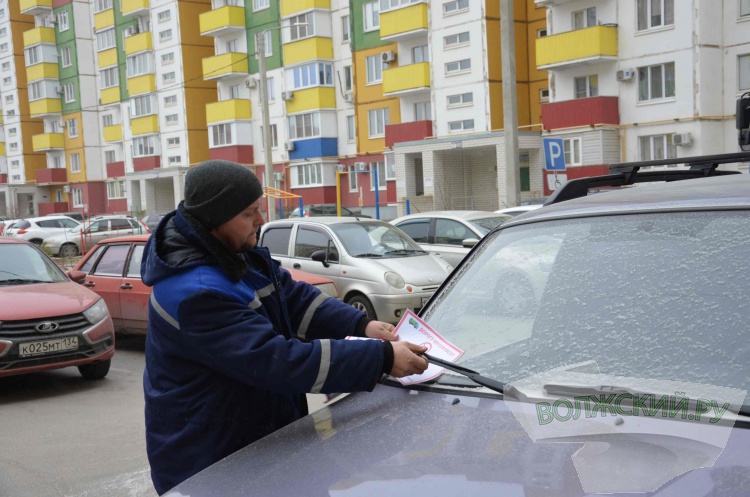«Ждал 3 часа»: во дворах Волжского автомобилисты мешают мусоровозам