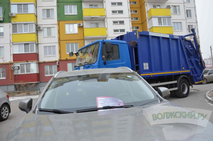 «Ждал 3 часа»: во дворах Волжского автомобилисты мешают мусоровозам