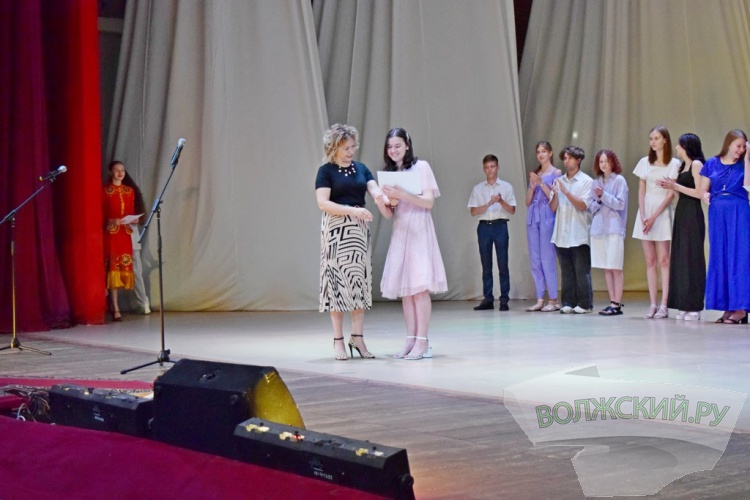 «Золотой запас Волжского»: в ДК «ВГС» состоялся ежегодный Бал медалистов