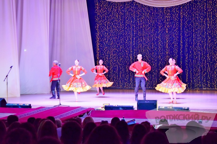 «Золотой запас Волжского»: в ДК «ВГС» состоялся ежегодный Бал медалистов