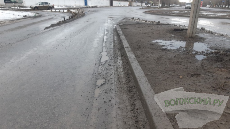 Хуже, чем было: в Волжском отремонтированные дороги не пережили зиму
