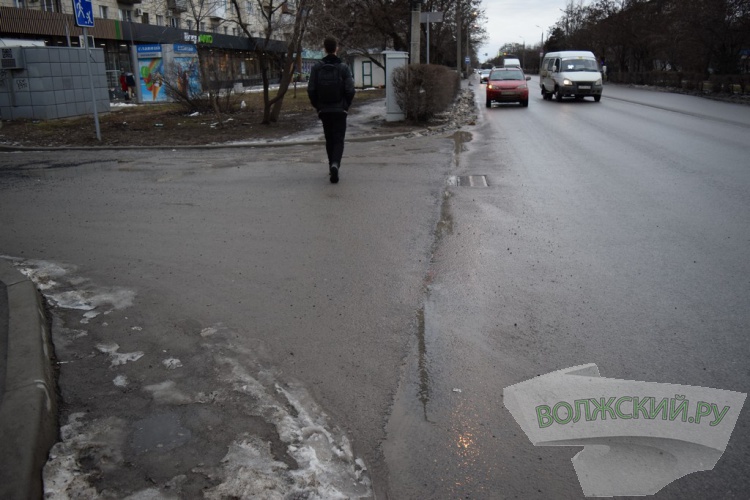 Хуже, чем было: в Волжском отремонтированные дороги не пережили зиму