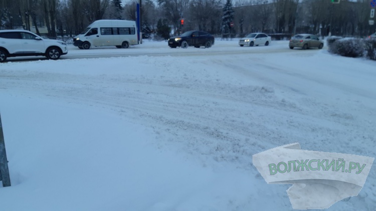 По глубоким сугробам: волжские дорожники не справились с обильным снегопадом