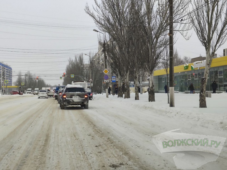 По глубоким сугробам: волжские дорожники не справились с обильным снегопадом