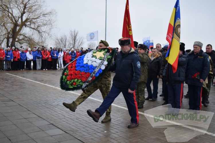 Сотни благодарных глаз: волжане почтили память героев Сталинградской битвы