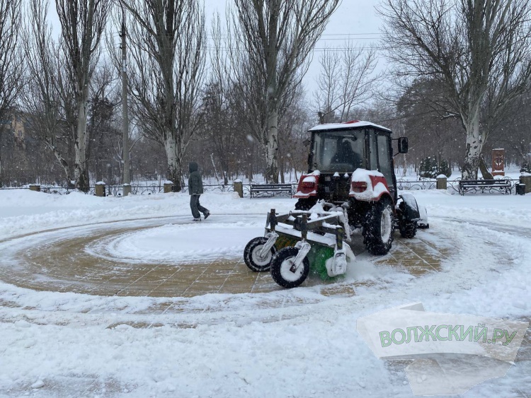 Техникой и вручную: в Волжском продолжается расчистка дорог от снега