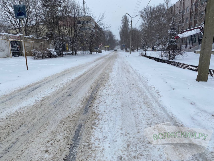 Техникой и вручную: в Волжском продолжается расчистка дорог от снега
