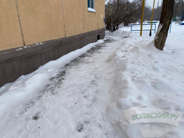 В Волжском УК расчищают дворы от снежных завалов
