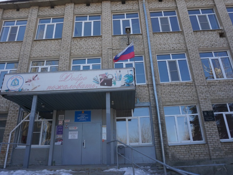 Демонтируют полы, двери и окна: в Волжском начался капремонт двух школ