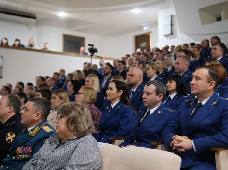 Губернатор Андрей Бочаров наградил работников областной прокуратуры за заслуги