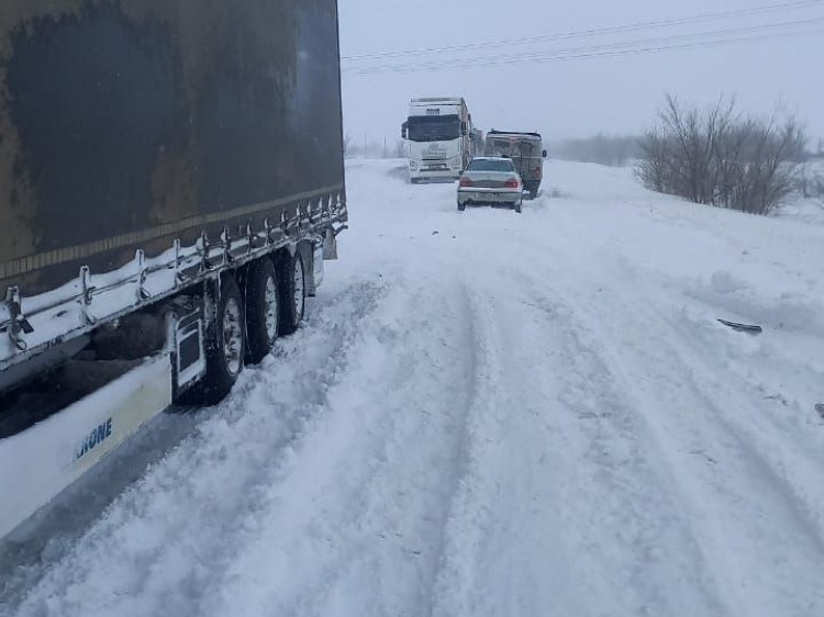 На трассе сальского направления под Волгоградом автомобили вязнут в снегу