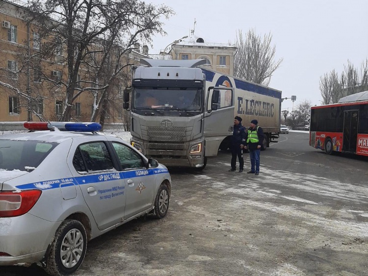 Нарушители разъезжают по Волжскому на незарегистрированных грузовиках
