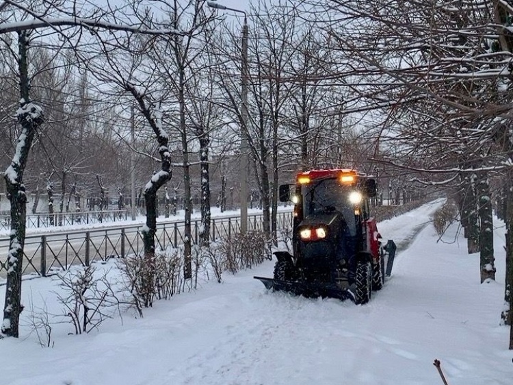Около 20 единиц: в Волжском дорожные службы устраняют последствия снегопада