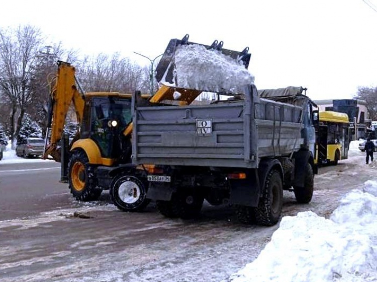 Привлекли дополнительную технику: с улиц Волжского вывезли 160 кубометров снега