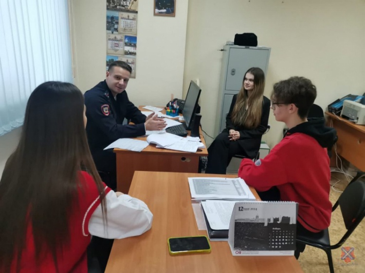Студенты ВИЭПП и ВГИ вплотную познакомились с работой полиции Волжского