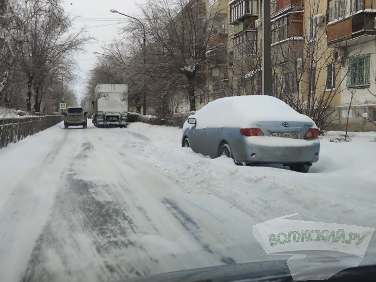 В Волжском начнут эвакуировать машины, мешающие снегоуборочной технике