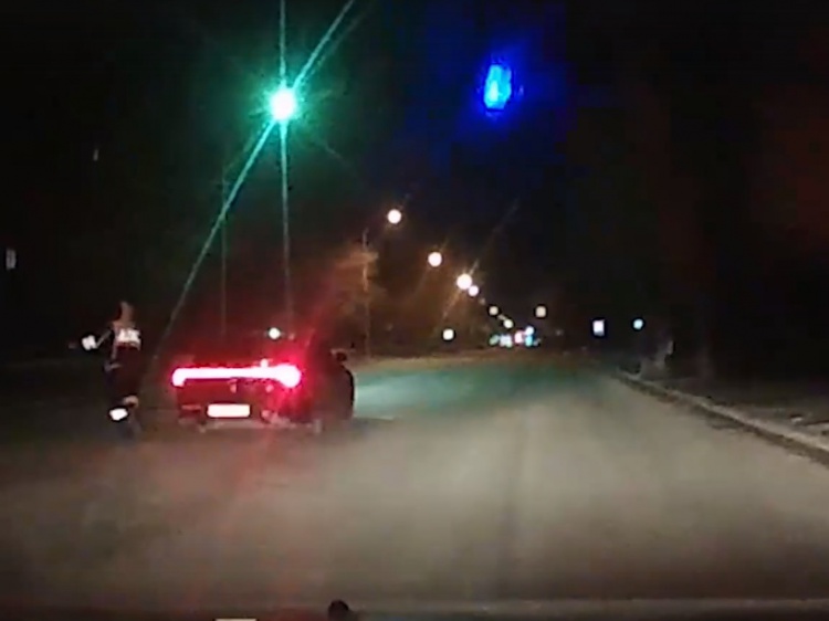 В Волжском ночной «гонщик» без прав пытался уйти на чужой машине от полиции